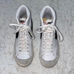 Nike Women's Blazer Mid 77 Shoes (SIZE 7)